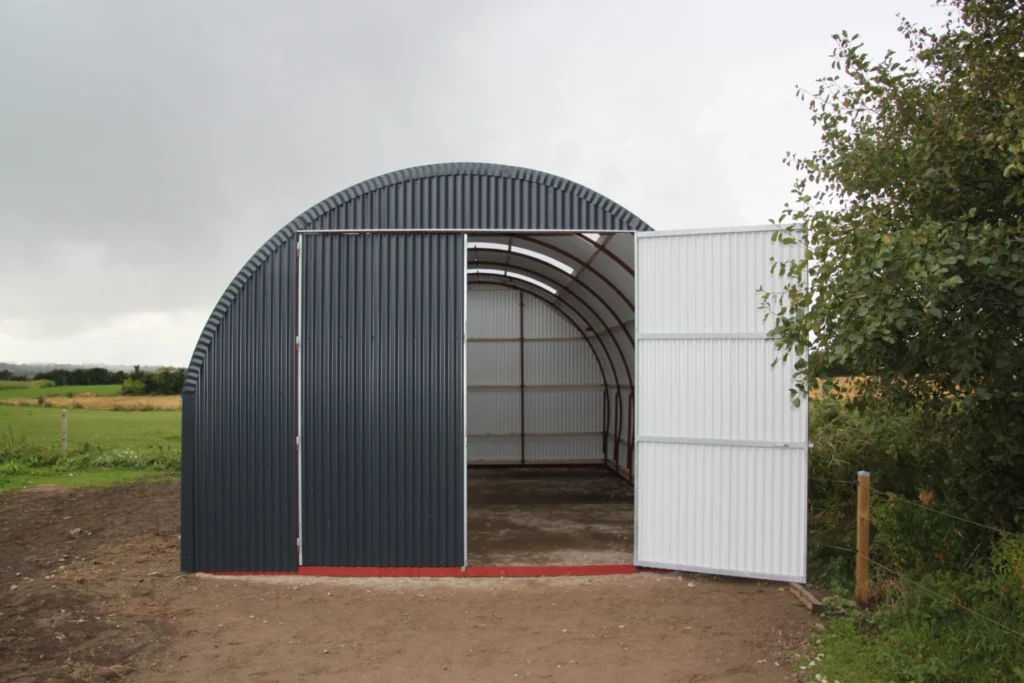 Giebel mit 2-flügligem Tor für um 50 cm erhöhte Rundbogenhalle 5 m breit